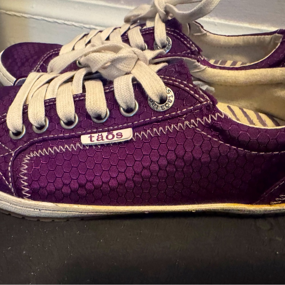 Taos loafers size 6.5 Purple